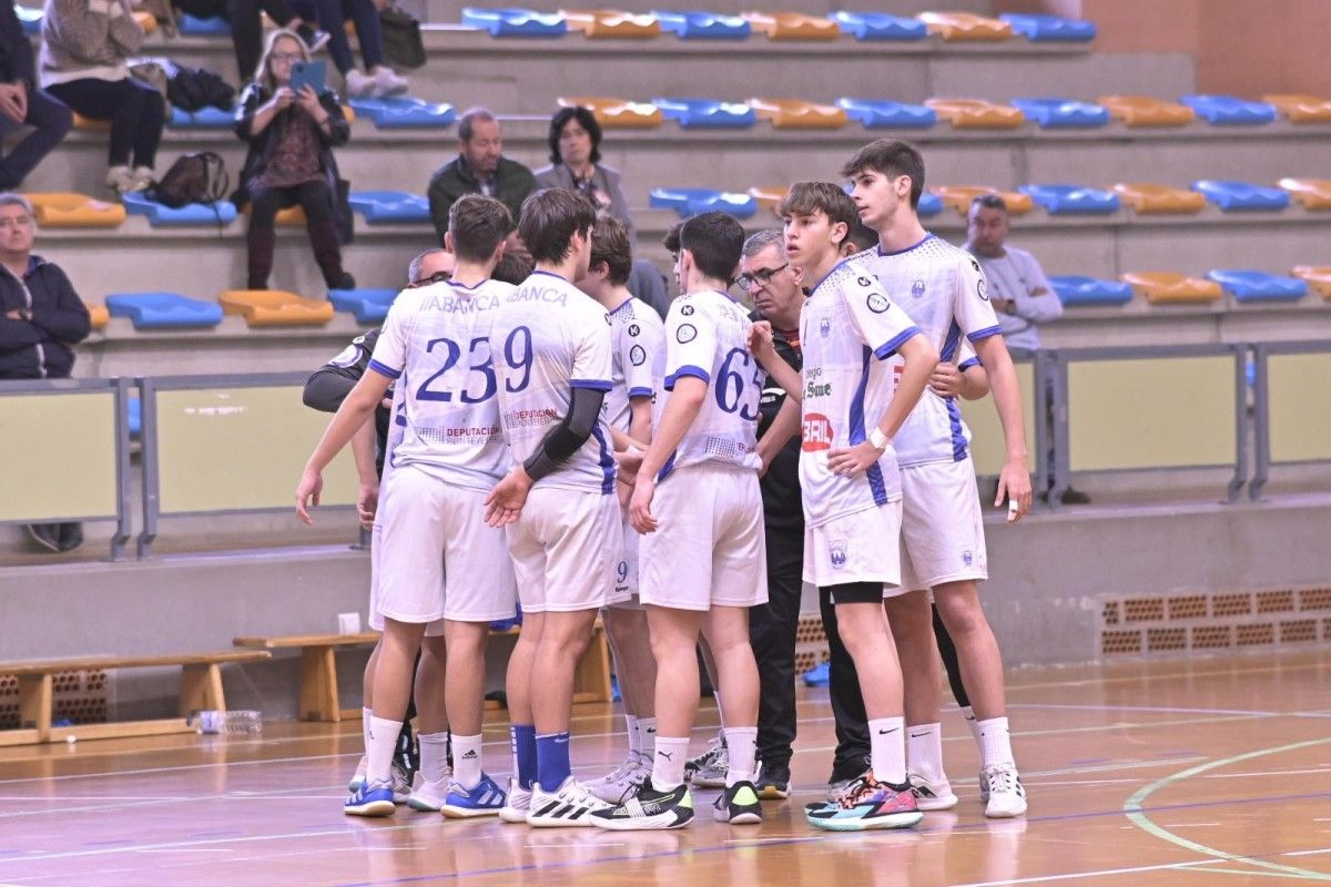 Equipo juvenil del Cisne en un partido de la temporada 22-23