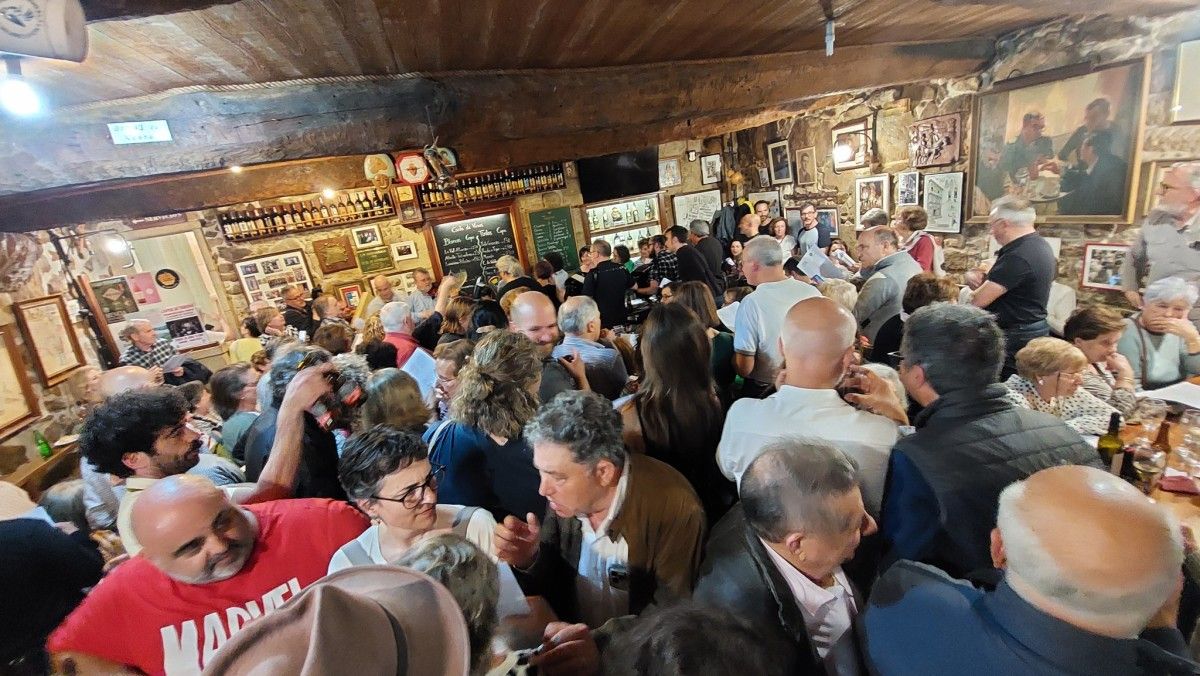 Miguel Anxo Fernández Lores se acercó al concierto de Fuxan os Ventos en Cantos de Taberna