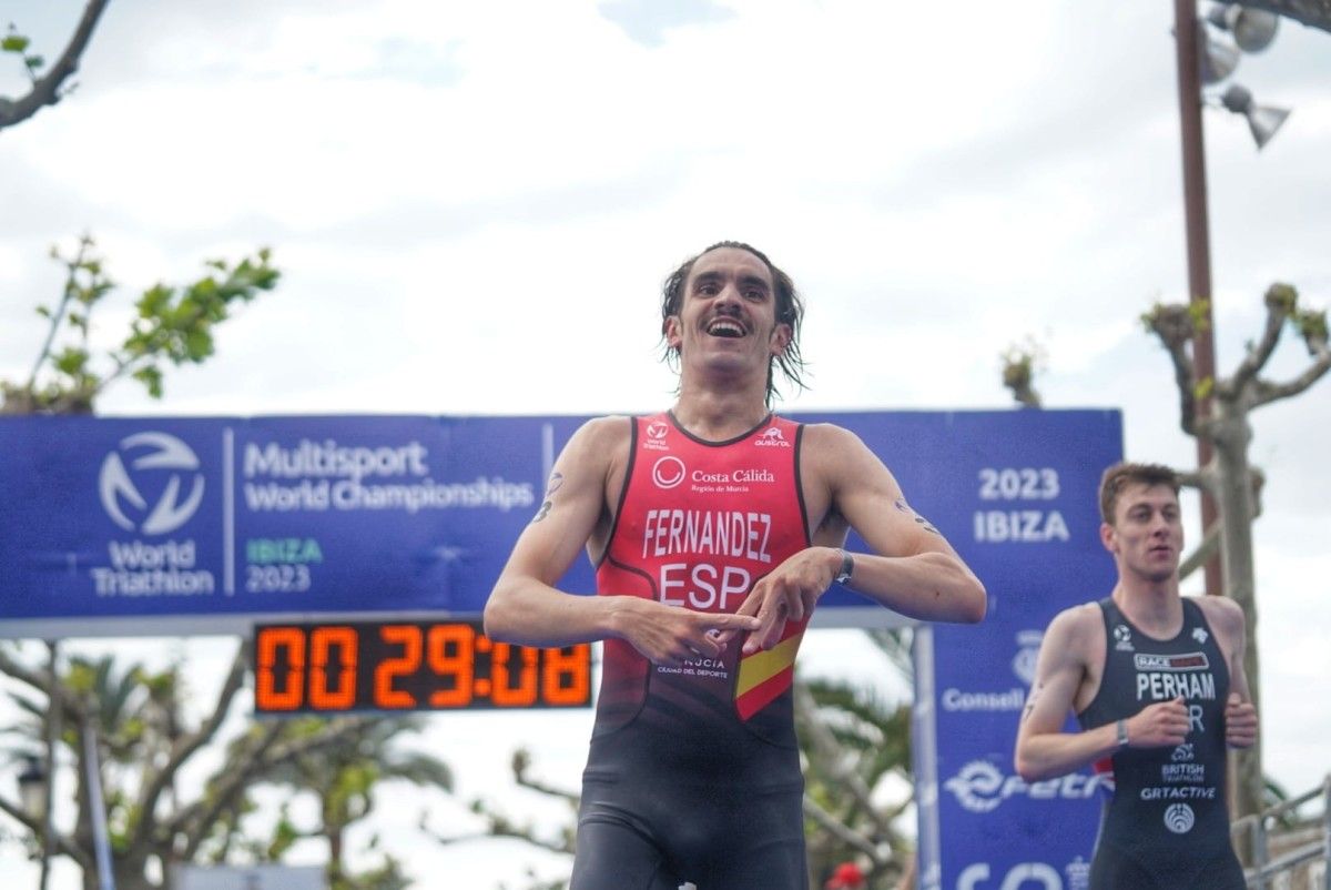 Cristian Fernández se proclama en Ibiza campeón del Mundo de acuatlón