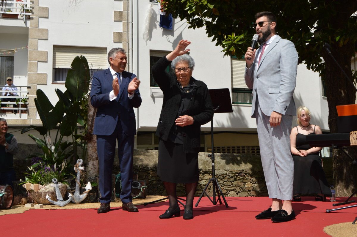 Acto de entrega de la Raia de Ouro a Carmen Uhía Martínez