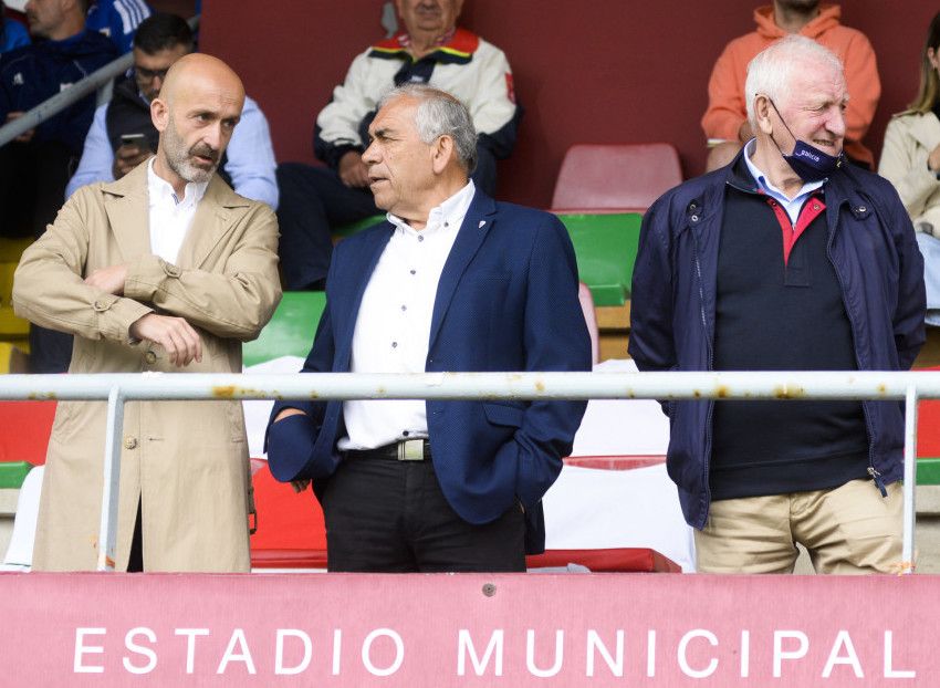 Manuel Abalo (centro) no palco da Lomba durante un partido do Arosa