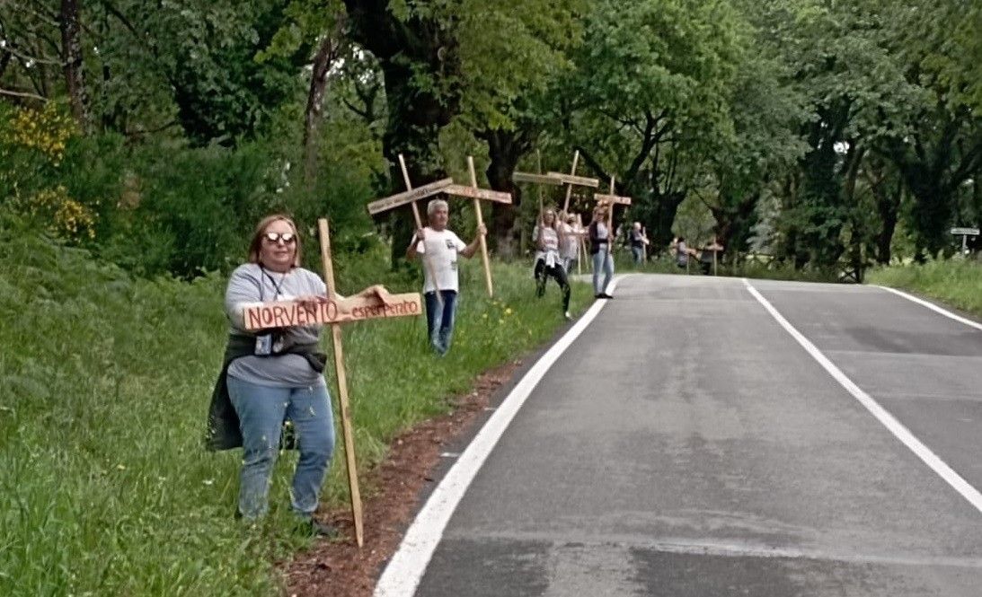 El colectivo Amil Sen Eólicos llenó de cruces el camino a Santa Xusta 