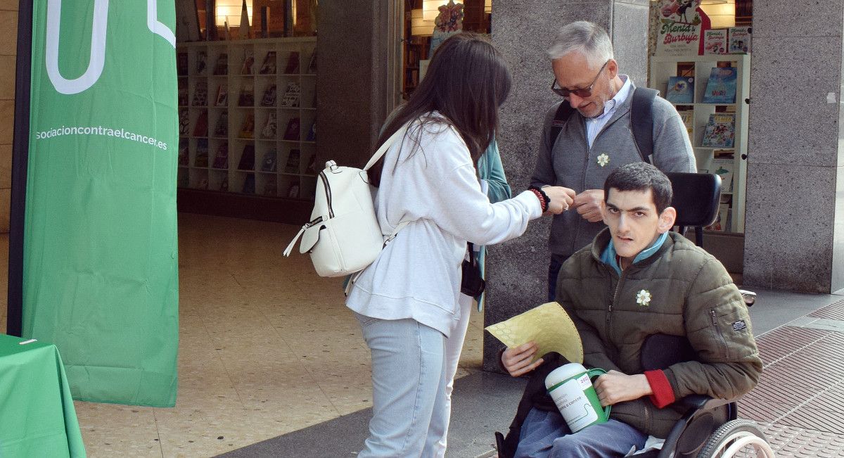 Voluntarios de la Asociación Española Contra el Cáncer celebran la tradicional jornada de Cuestación en Pontevedra