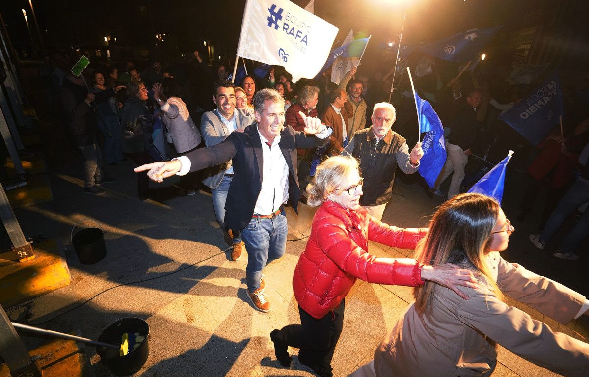 Acto de pegada de carteles para las elecciones municipales del 28M