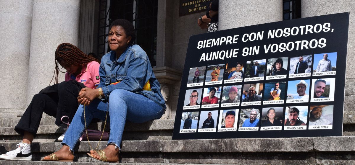 Familias del Villa de Pitanxo ante la Subdelegación del Gobierno en Pontevedra