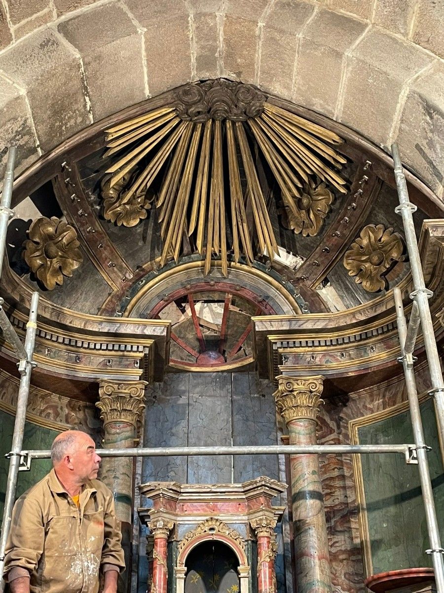 Técnicos de Patrimonio estudian el valor de las pinturas encontradas por el cura en la iglesia de Campo Lameiro