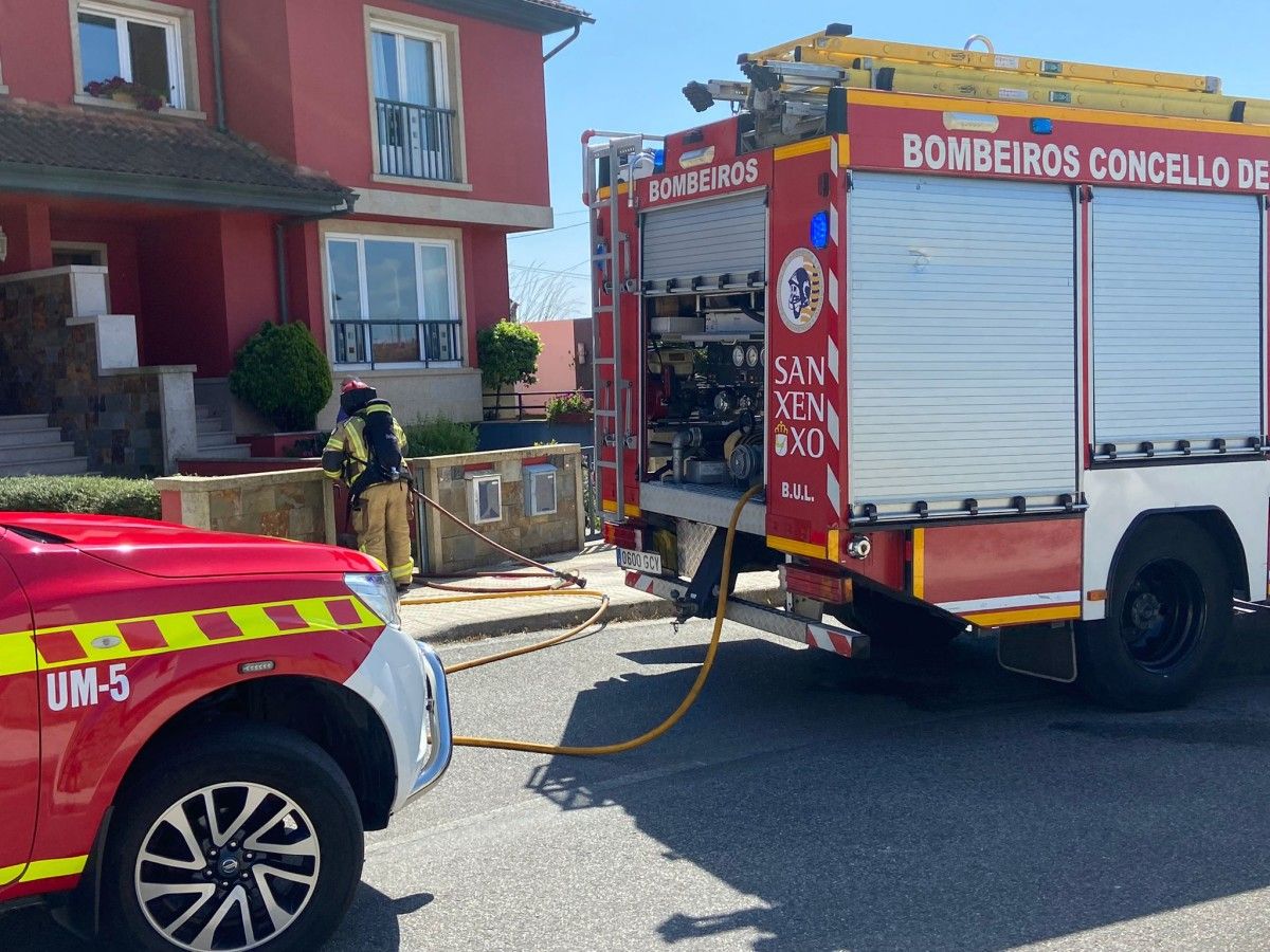 Intervención dos efectivos de Emerxencias Sanxenxo nun incendio nunha vivenda en Rouxique