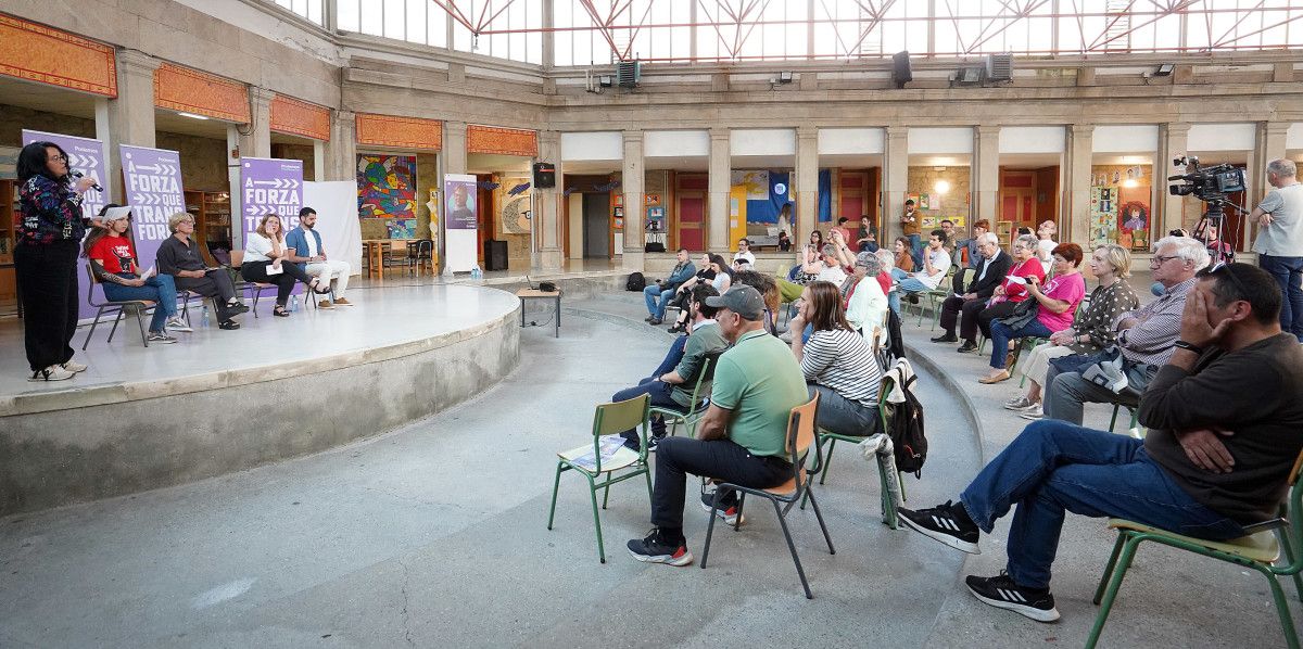 Mitin de Podemos en el colegio Froébel con la participación de Luísa Lores y Ángela Rodríguez