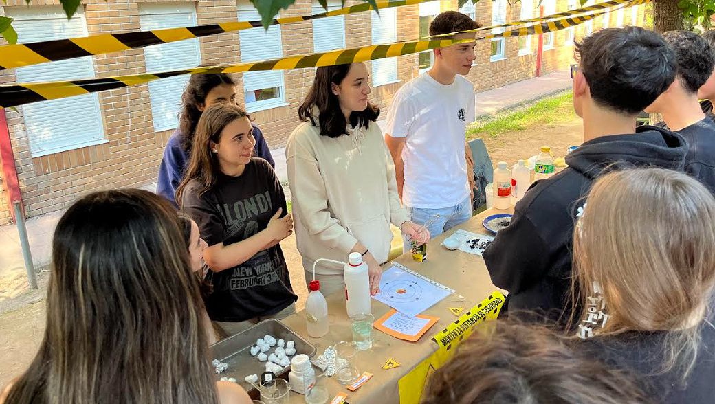 Estudiantes de la Tercera Feira Científica en el IES de Poio