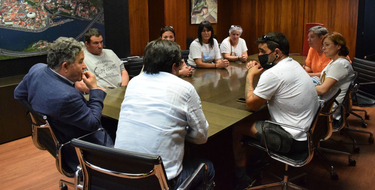 Miguel Anxo Fernández Lores en una reunión con representantes de la Cofradía de Pescadores y de la Asociación de Mariscadoras de Arcade