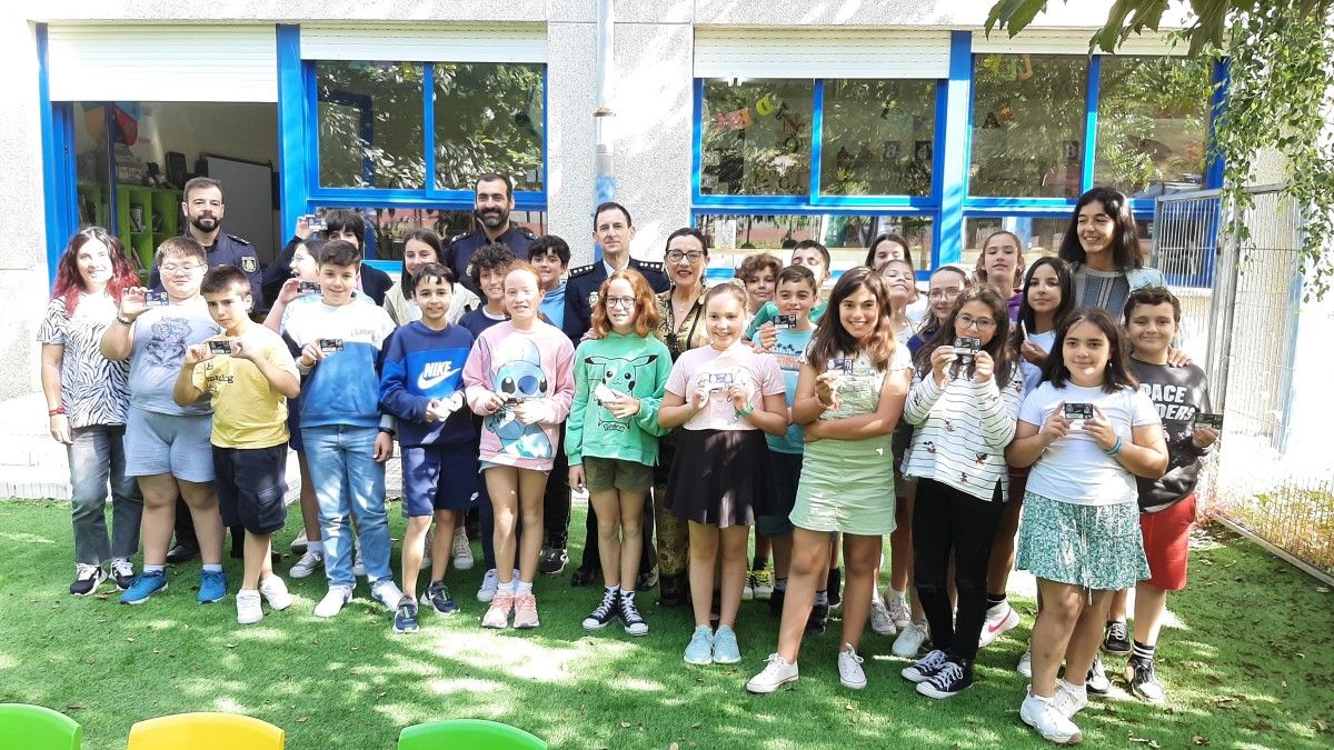 Maica Larriba entrega carnés de ciberexpert@s al alumnado de sexto de Primaria del CEIP Marcón