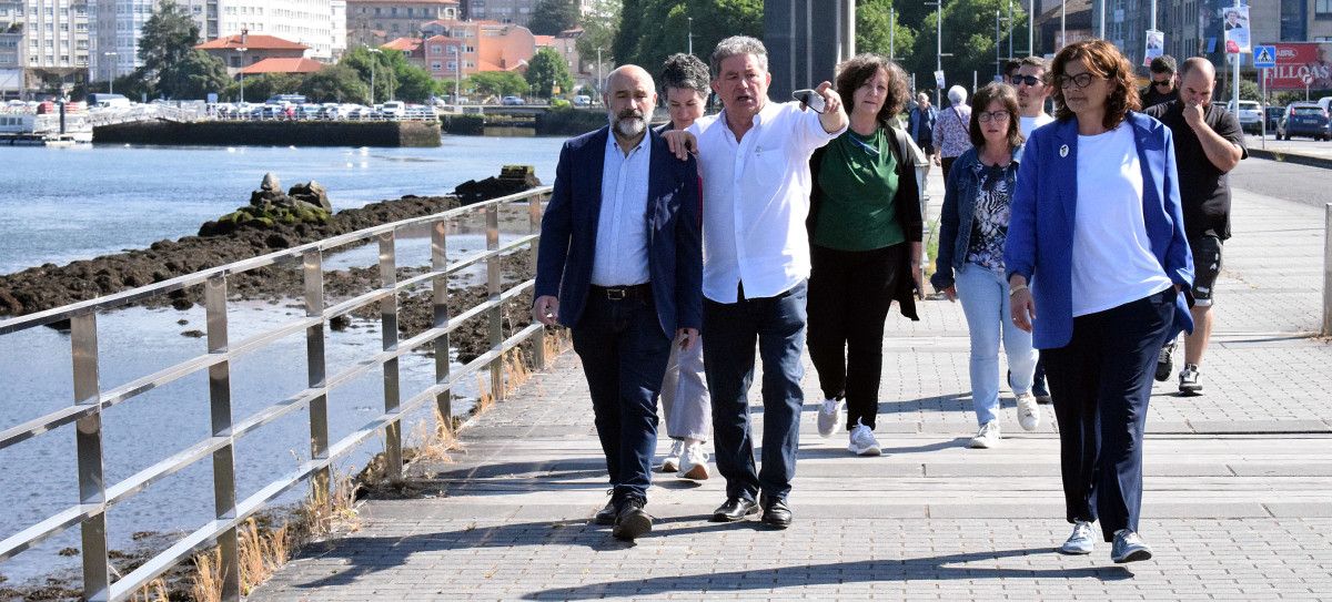 Paseo de Néstor Rego e Miguel Anxo Fernández Lores por Beiramar