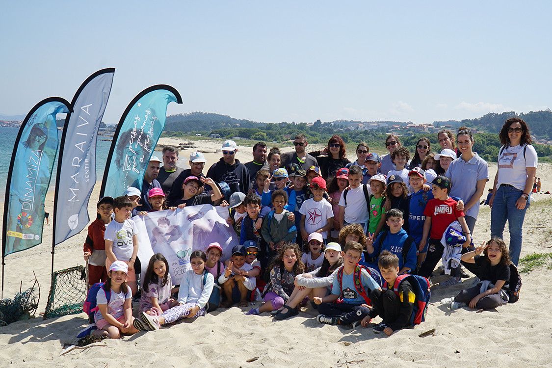 Acción medioambiental de la Asociación Amicos en la playa de Mexilloeira, en O Grove