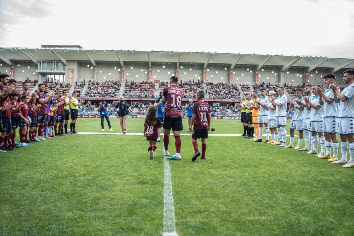 Pasillo de honor a Charles en el partido entre Pontevedra y RC Deportivo