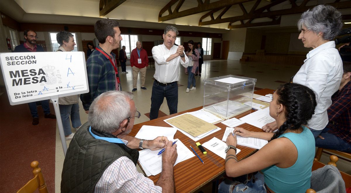 Miguel Anxo Fernández Lores votando nas municipais do 28M