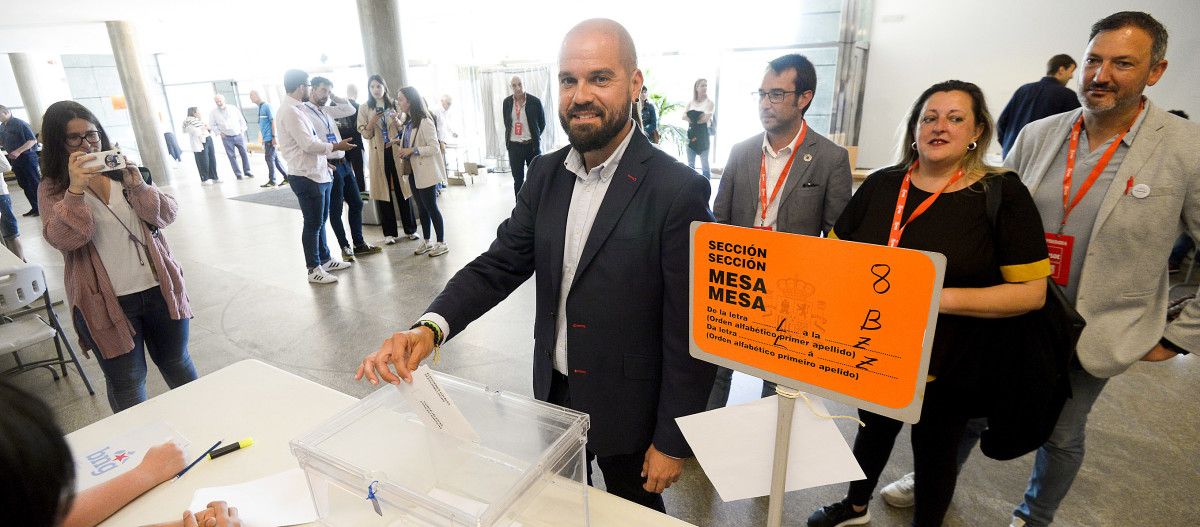 Iván Puentes votando nas eleccións municipais do 28M