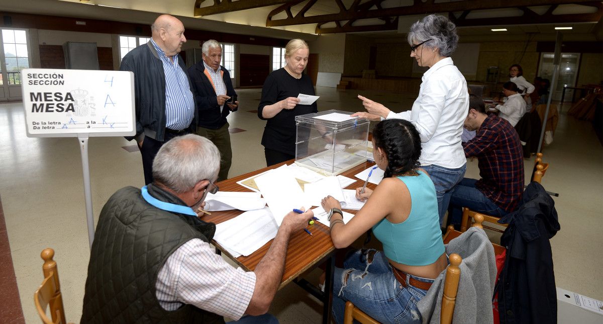 Gente votando en las elecciones municipales del 28M