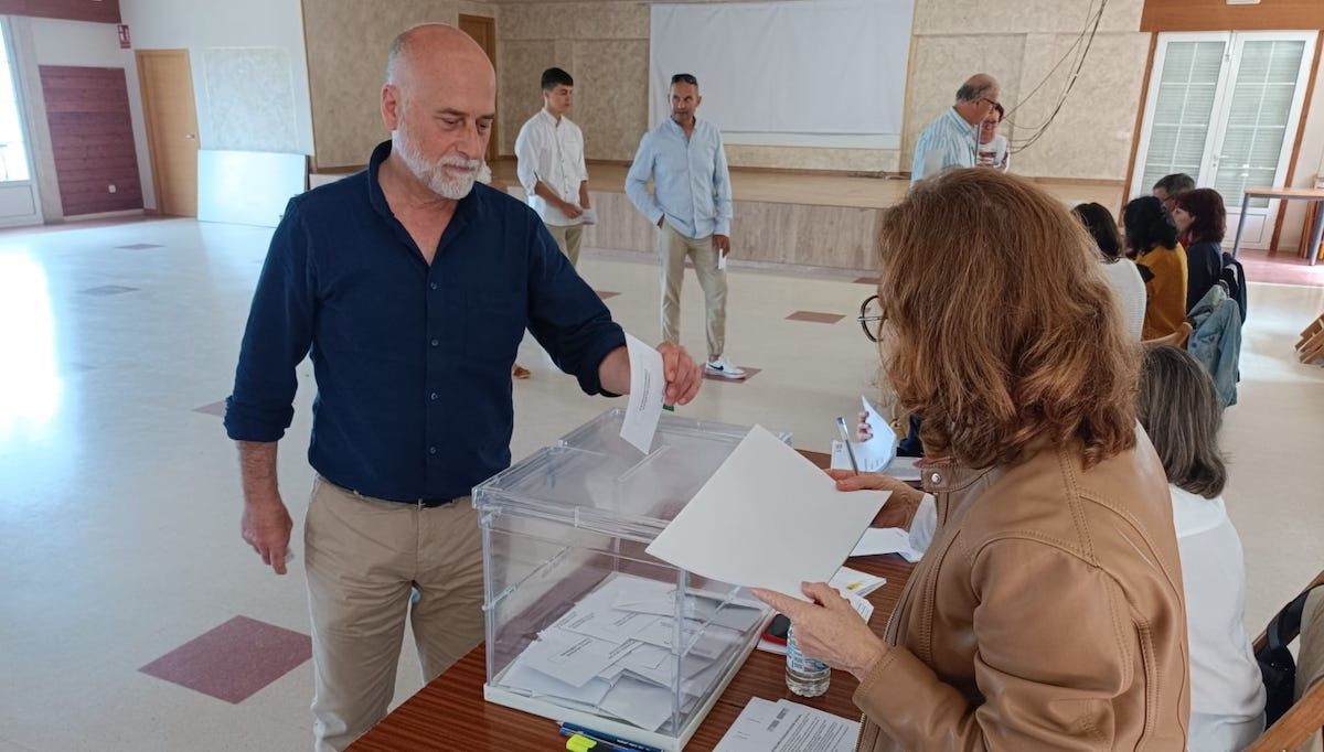 Alberto de Salazar (PACMA) votando nas eleccións municipais do 28M	