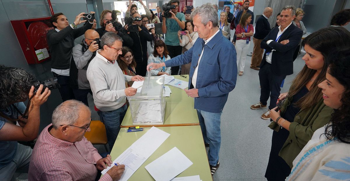 Alfonso Rueda votando en las elecciones municipales del 28M