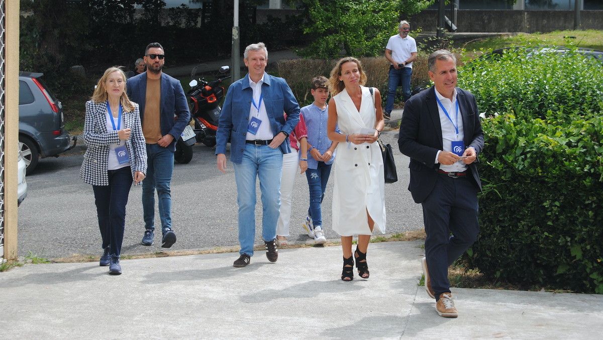 Rafa Domínguez acude a votar en las elecciones del 28M con su familia y Alfonso Rueda