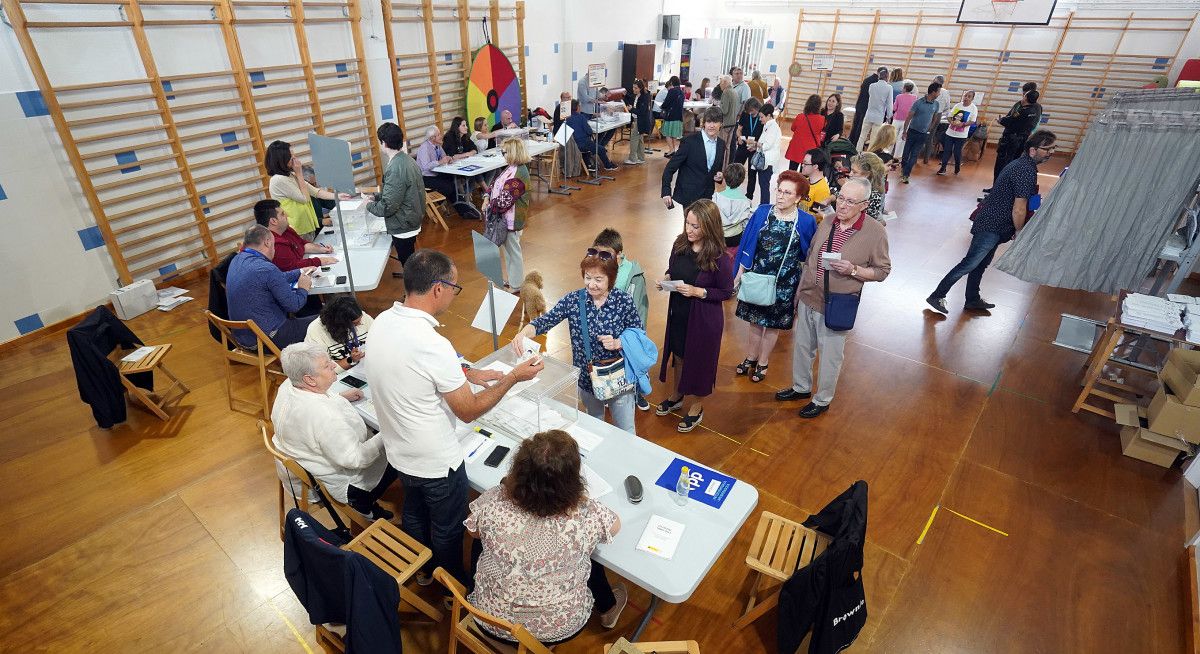 Gente votando en Pontevedra en las elecciones municipales del 28M