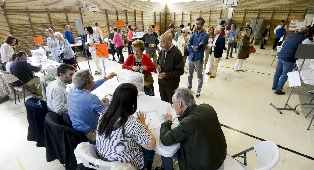 Xente votando en Pontevedra nas eleccións municipais do 28M