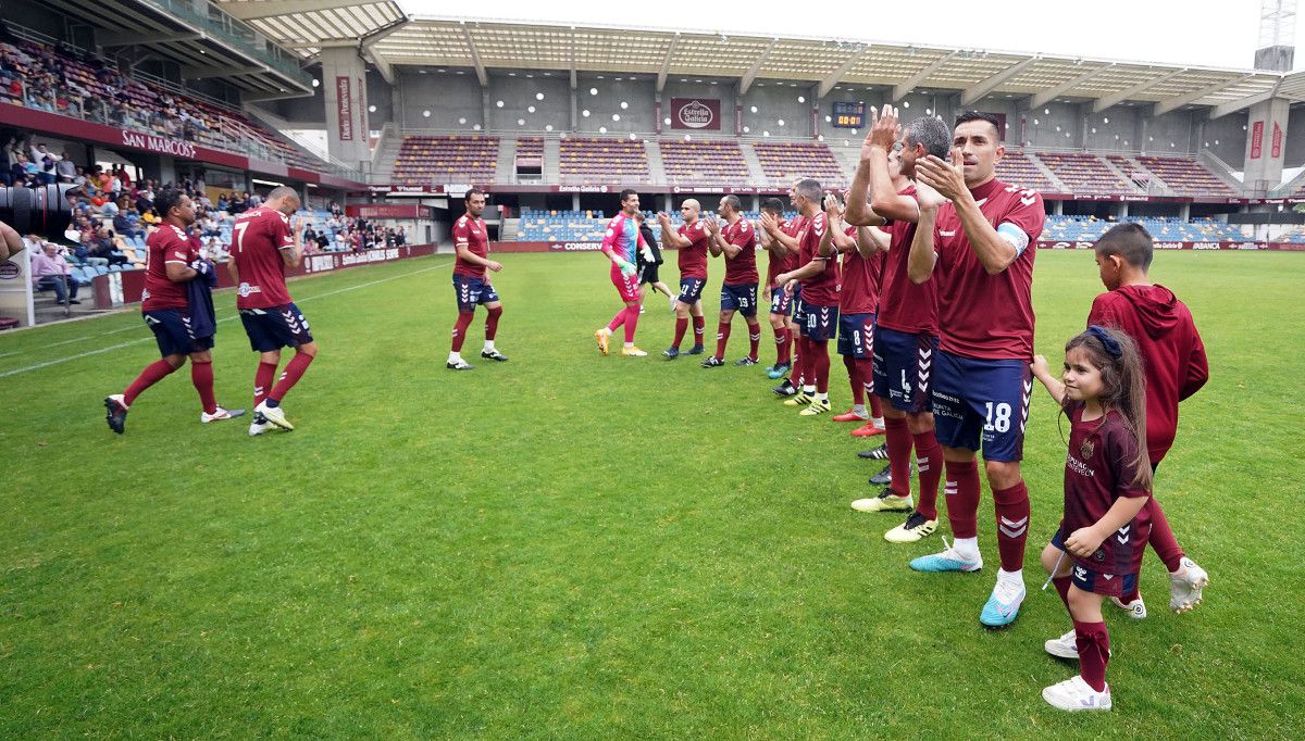 Partido de homenaje a Charles en el Estadio Municipal de Pasarón