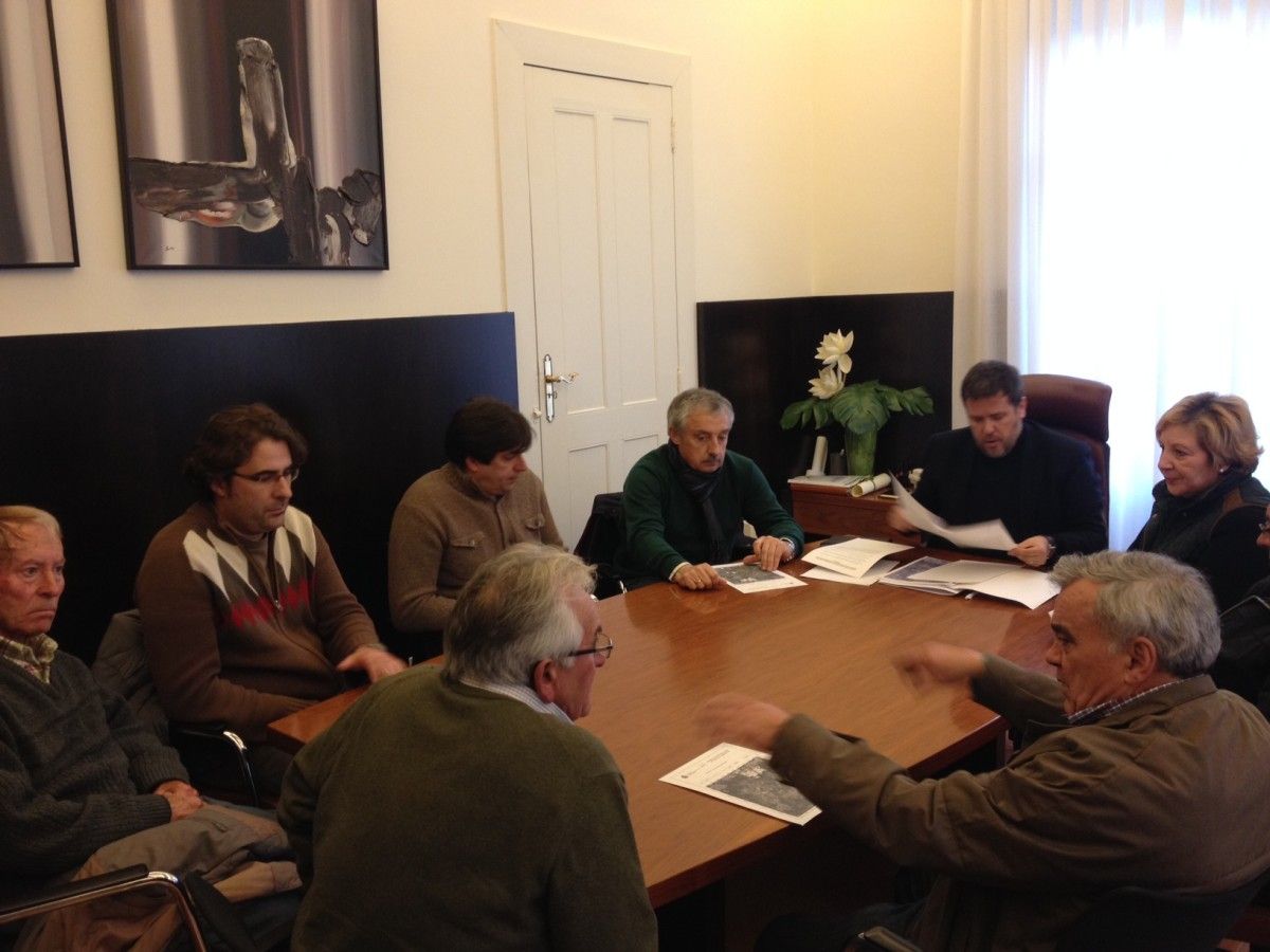 Perfecto Rodríguez aborda con las comunidades de montes la planta de compost de A Canicouva