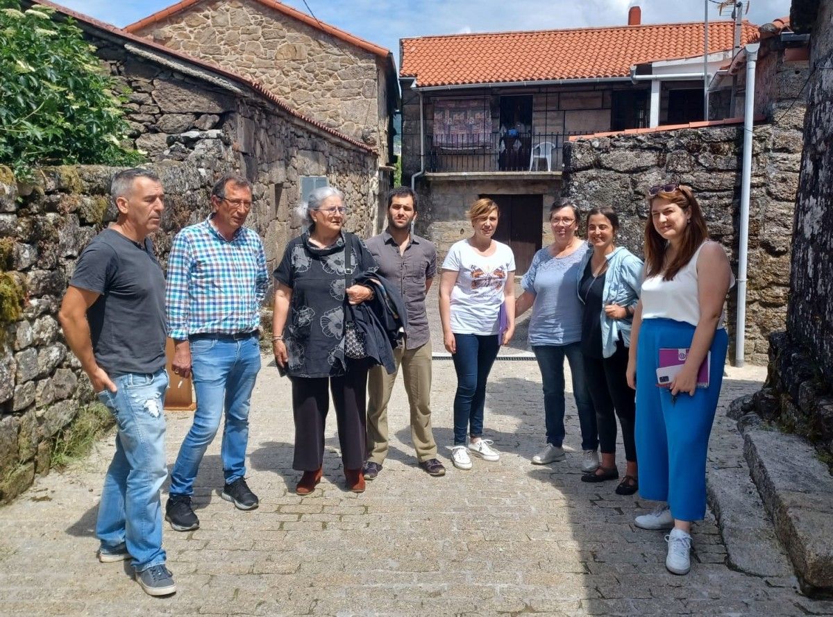 Los socialistas de Cerdedo-Cotobade reunidos con el vecindario de A Revolta