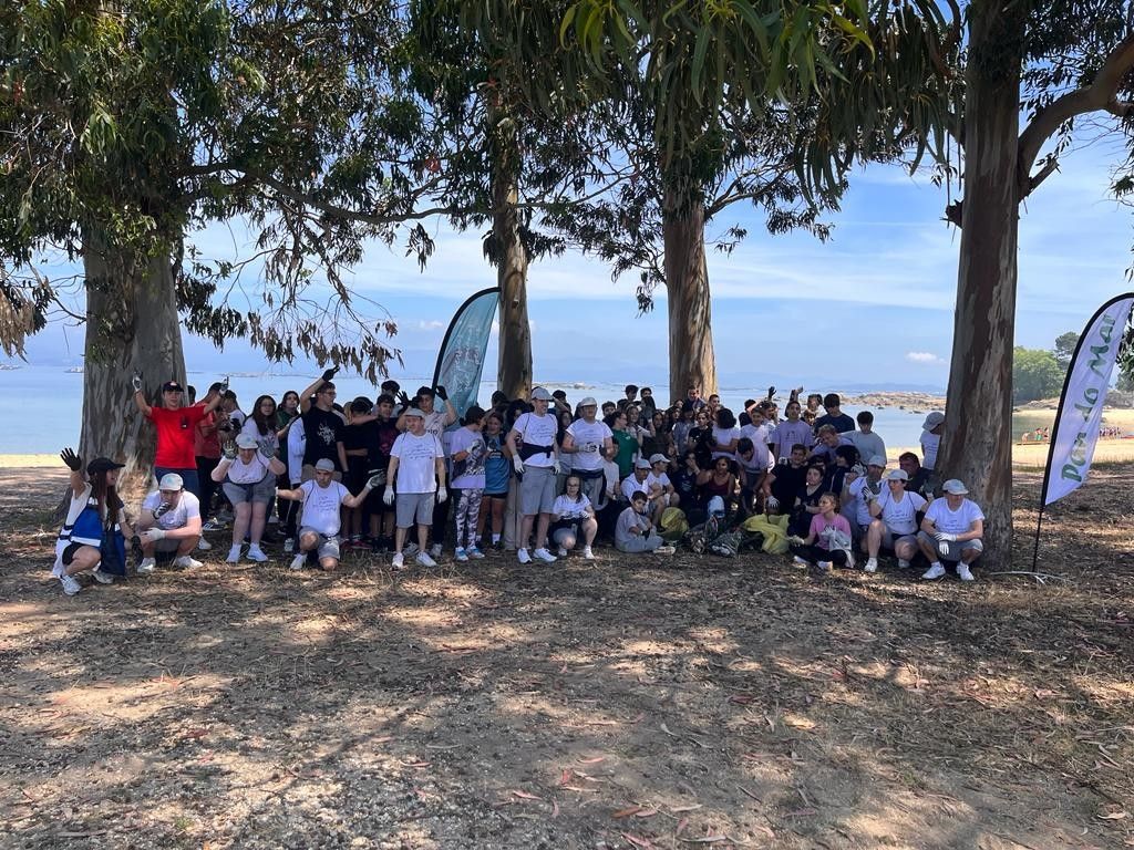 Jornada de retirada de residuos en la playa de As Sinas, en Vilanova de Arousa