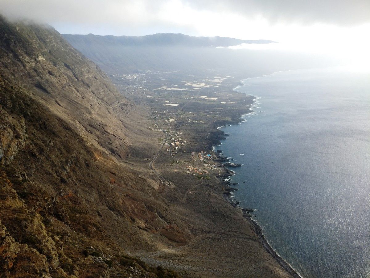 Vistas de El Golfo dende o miradoiro de la Peña