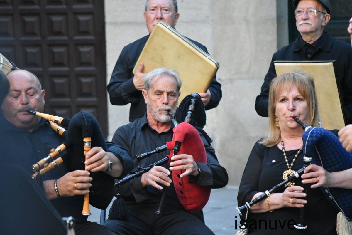 Actuación del Aula Permanente de Música Tradicional en la plaza de la Verdura 