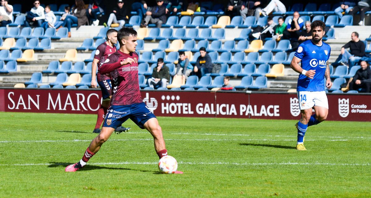 Miguel Román, en el partido de Primera RFEF entre Pontevedra CF y Linares en Pasarón