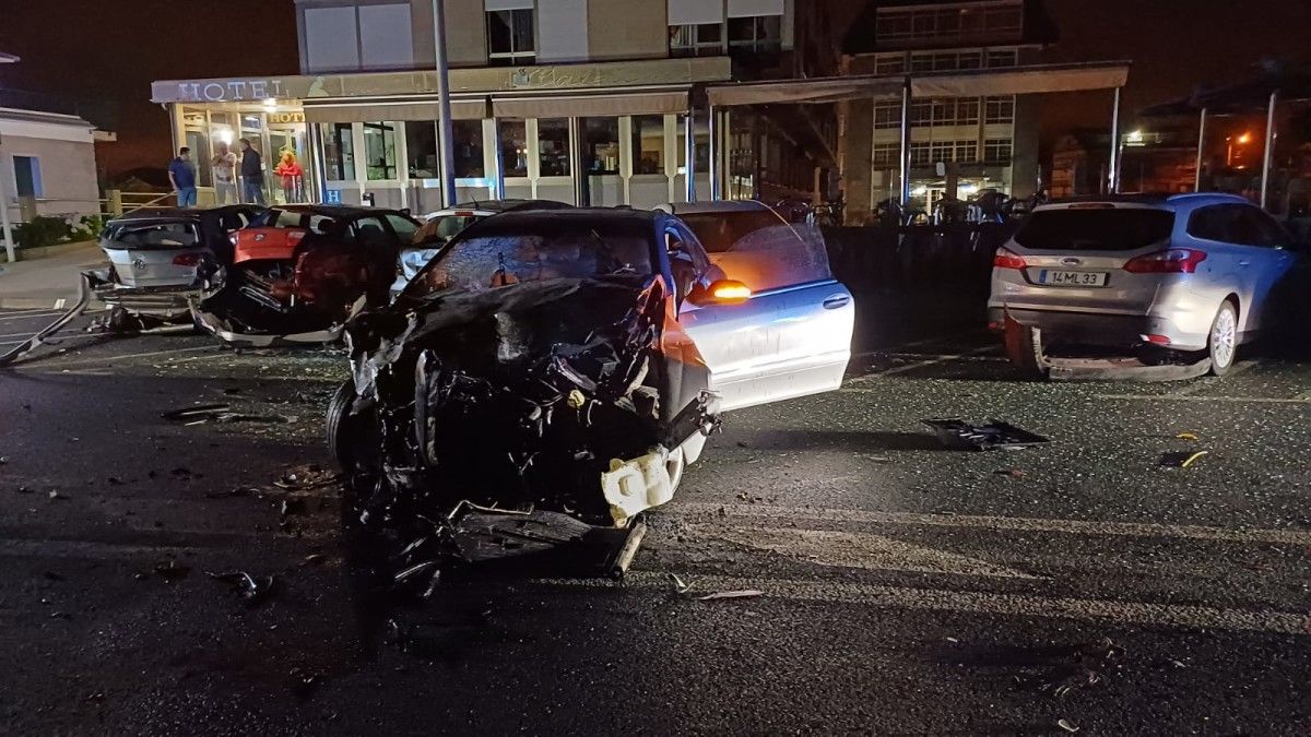 Un vehículo choca contra una farola y seis coches aparcados 