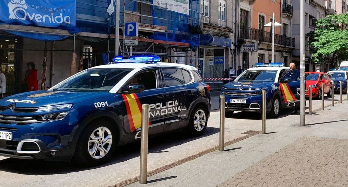 Patrullas de la Policía Nacional en el exterior de la Comisaría en el momento de la detención