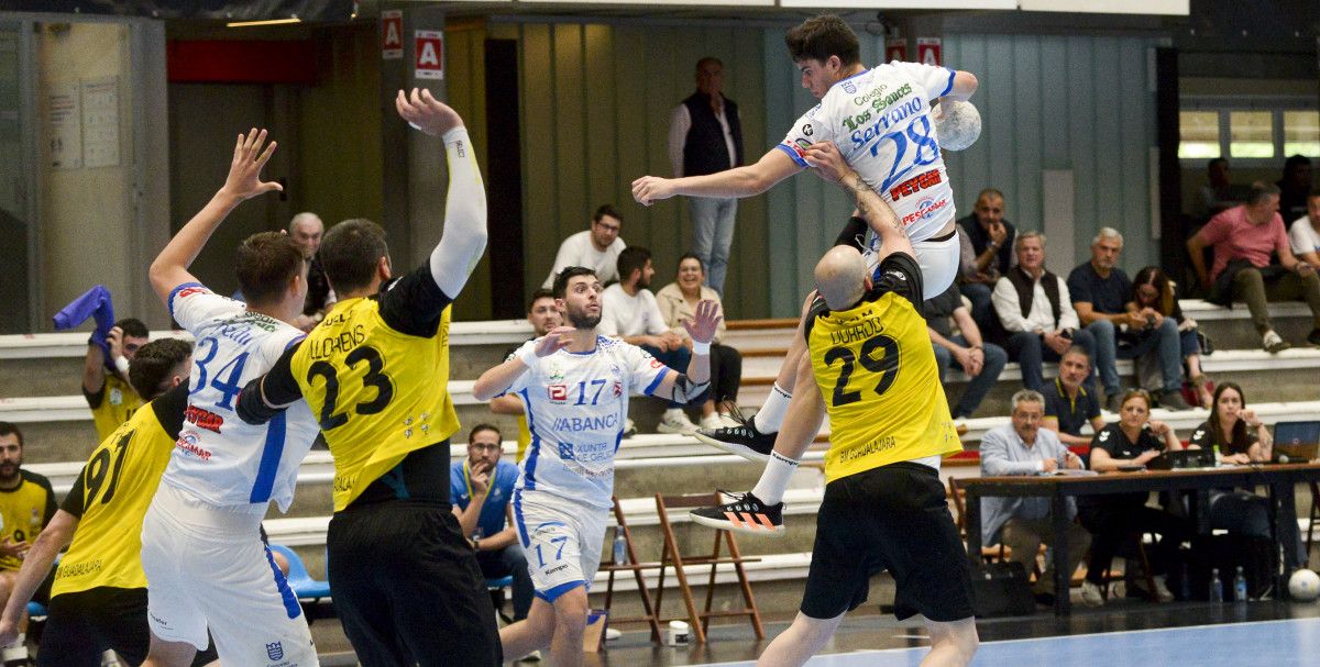 Dani Serrano (28), en el partido de Liga Asobal entre el Cisne y el Guadalajara