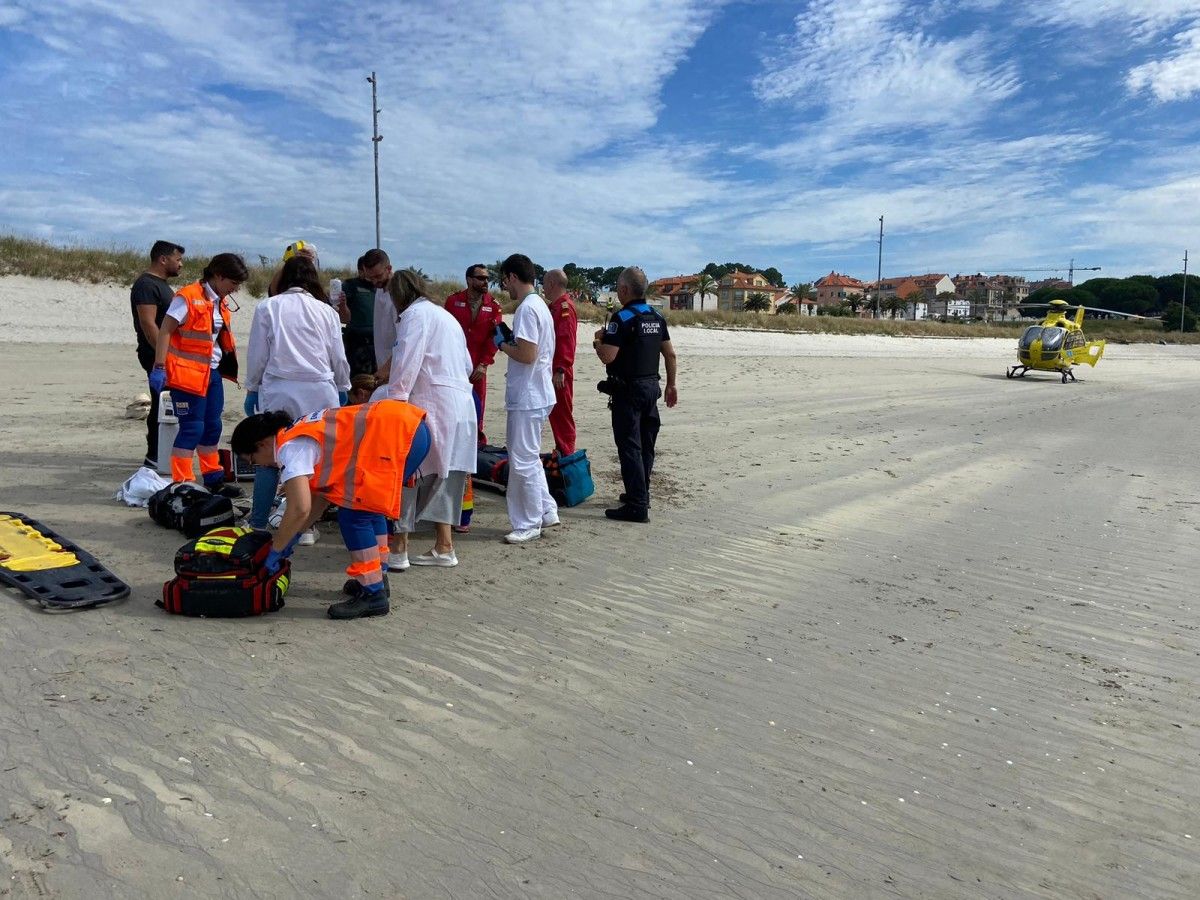 Una mujer sufrió un paro cardíaco cuando se bañaba en la playa de Baltar