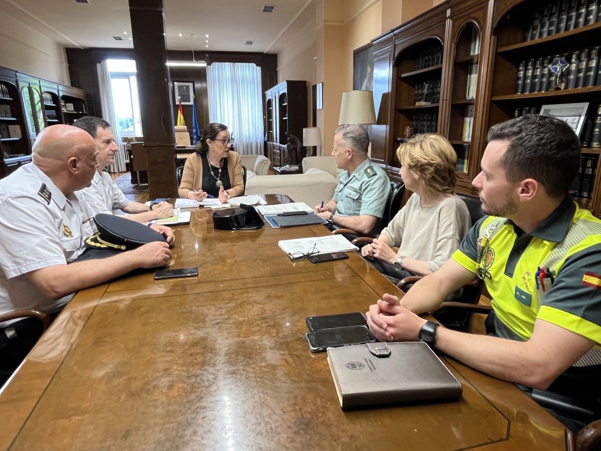 Maica Larriba conversa durante a Xunta Provincial de Seguridade