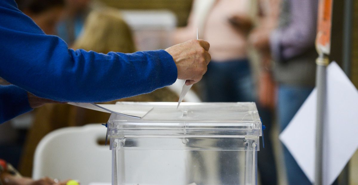 Gente votando en Pontevedra en las elecciones municipales del 28M