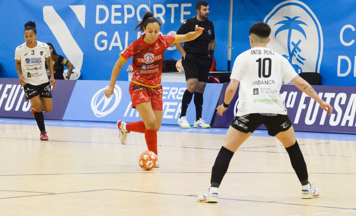 Elena Aragón, en el partido de play-off por el título de liga entre Poio Pescamar y Burela en A Seca