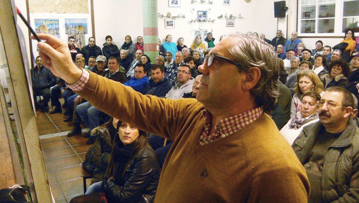 Ramón Agulla durante la reunión con vecinos de Ponte Sampaio