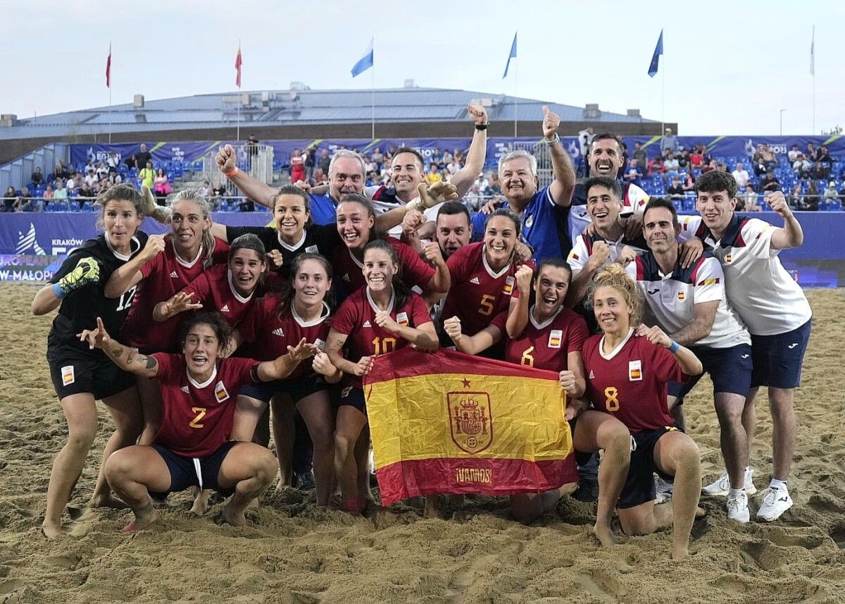 Andrea Mirón (2), ouro coa Selección Española de Fútbol Praia nos Xogos Europeos