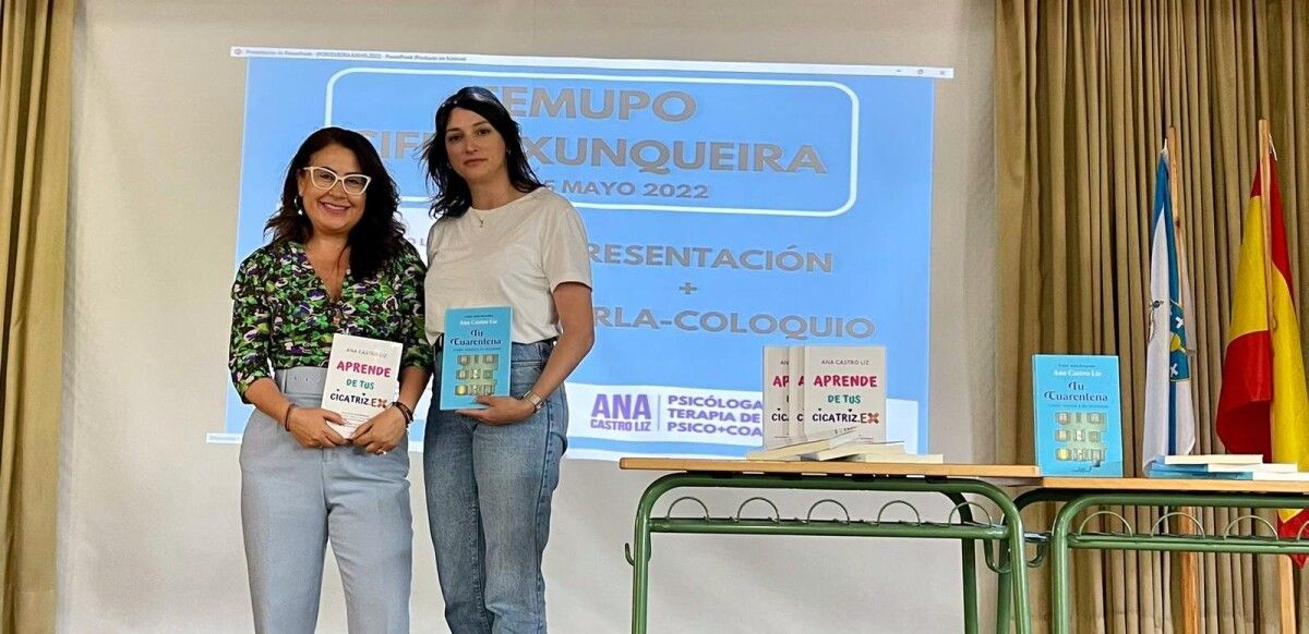 Raquel Touriño, presidenta de Femupo, (a la derecha) en un acto de presentación de un libro