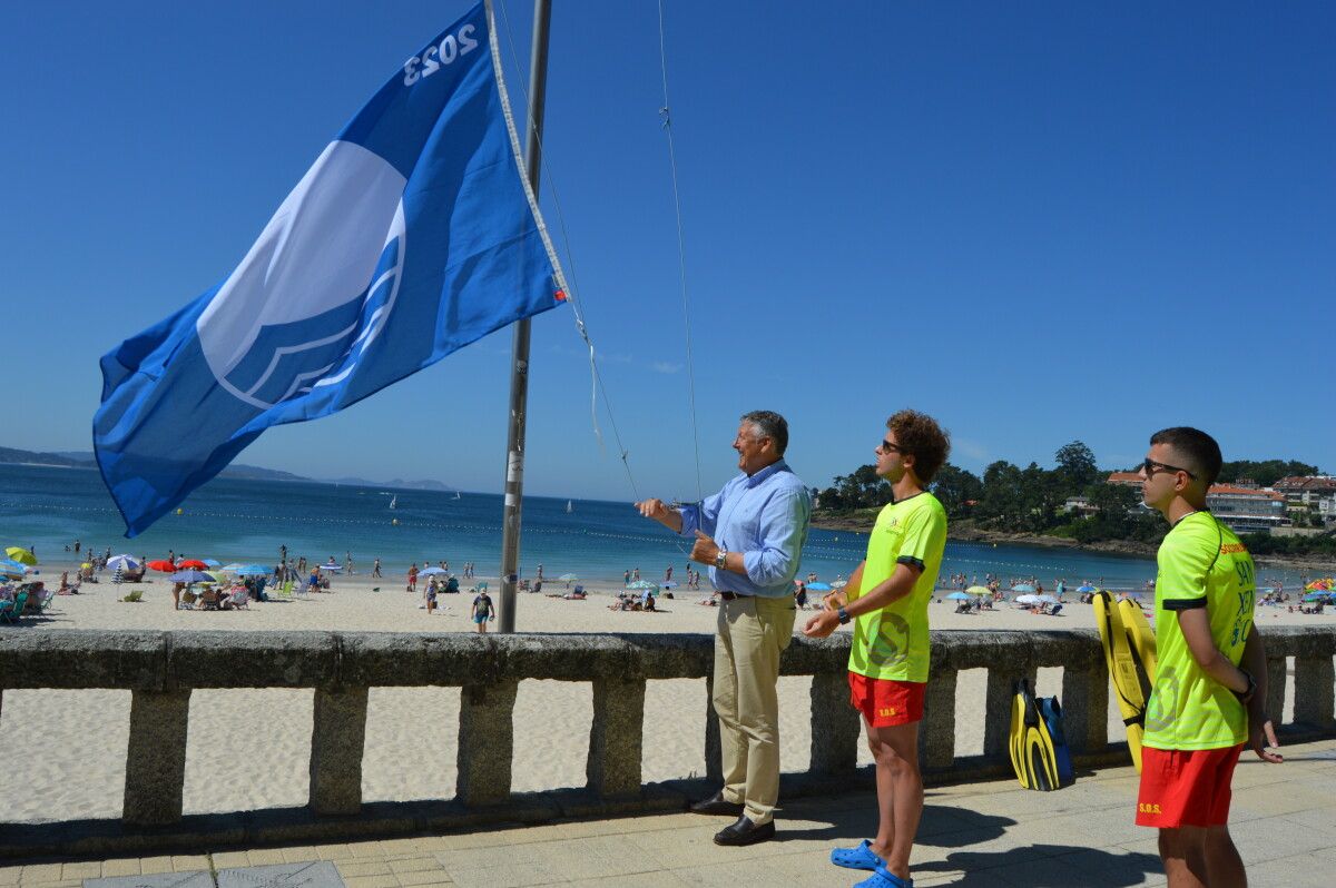 Izado de la bandera azul en la playa de Silgar