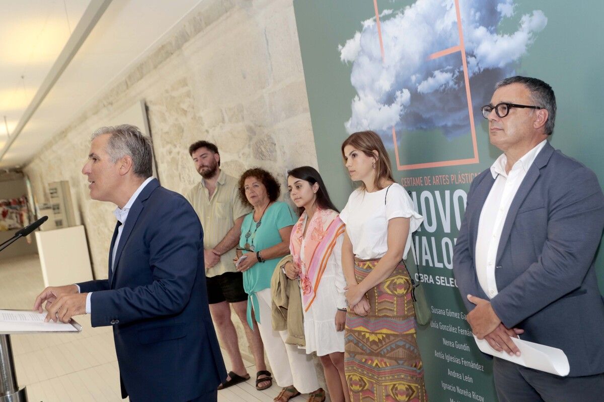 Rafa Domínguez y José Manuel Rey con los ganadores de las becas de Novos Valores 2023 en la inauguración de la muestra