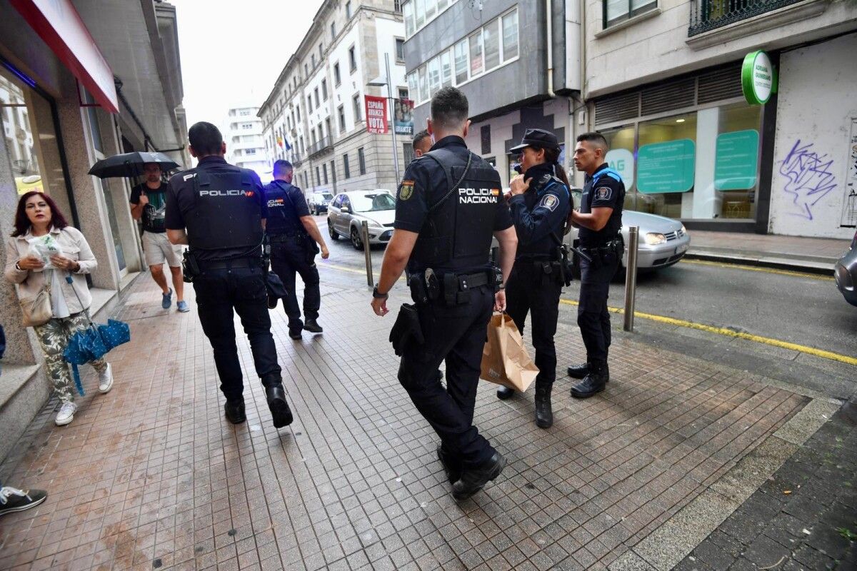 Actuación das policías Local e Nacional nas inmediacións de La Voz de Galicia