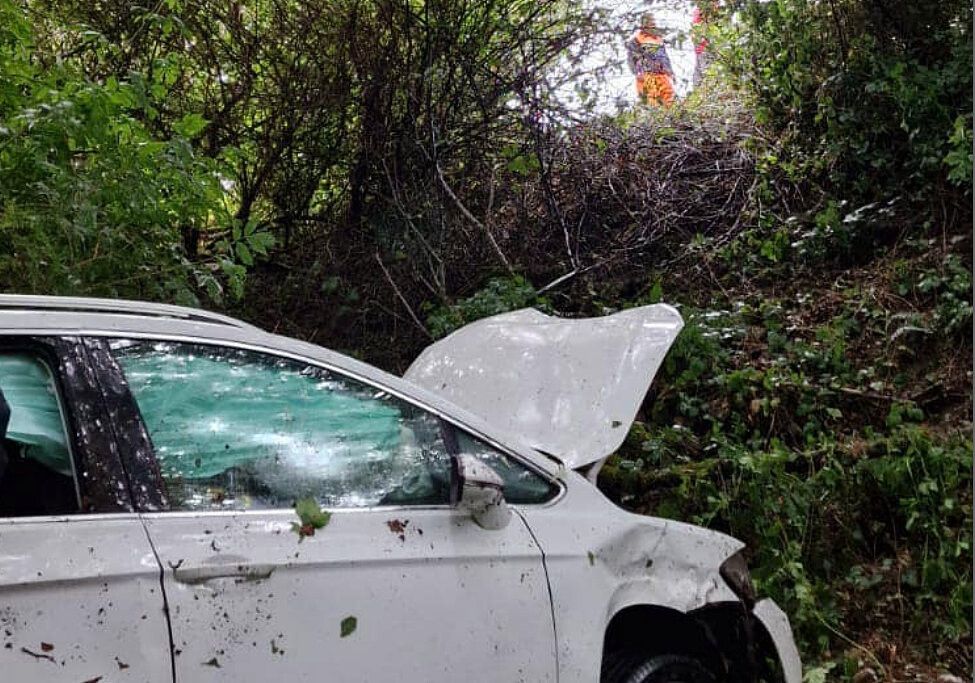 El vehículo tras caer por un barranco en Pedre