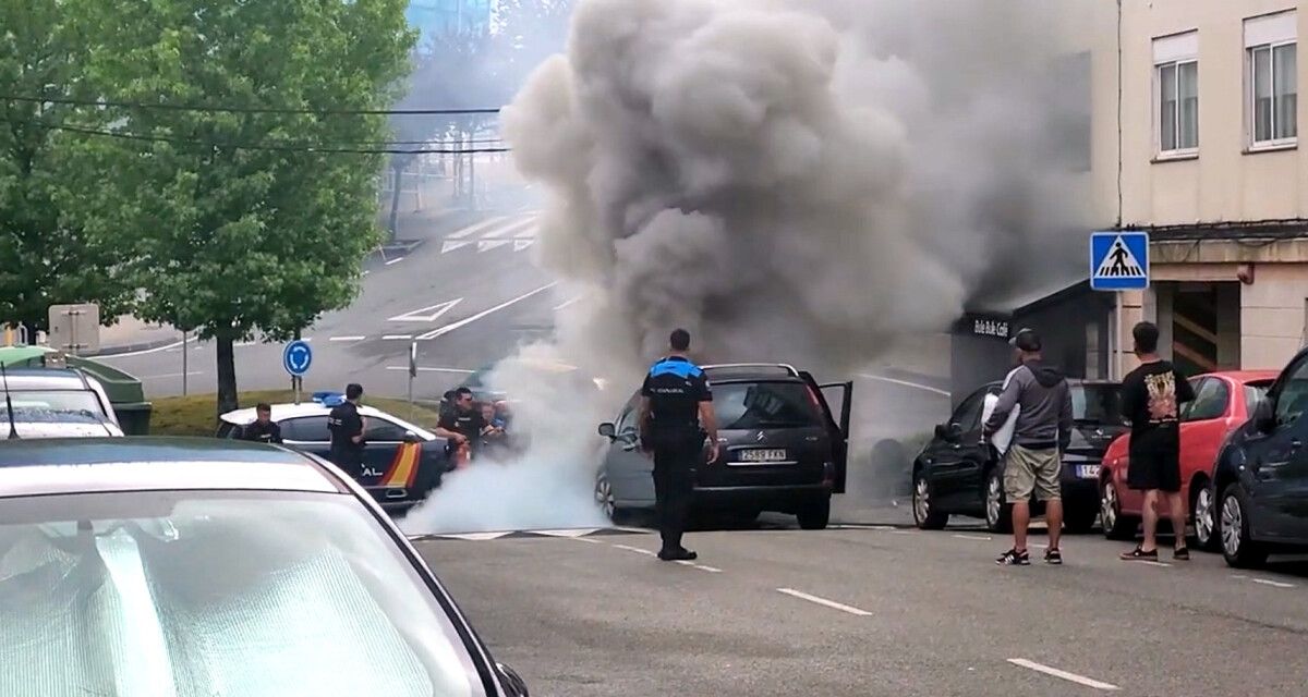 Incendio de un turismo en la calle Alcalde García Figueroa