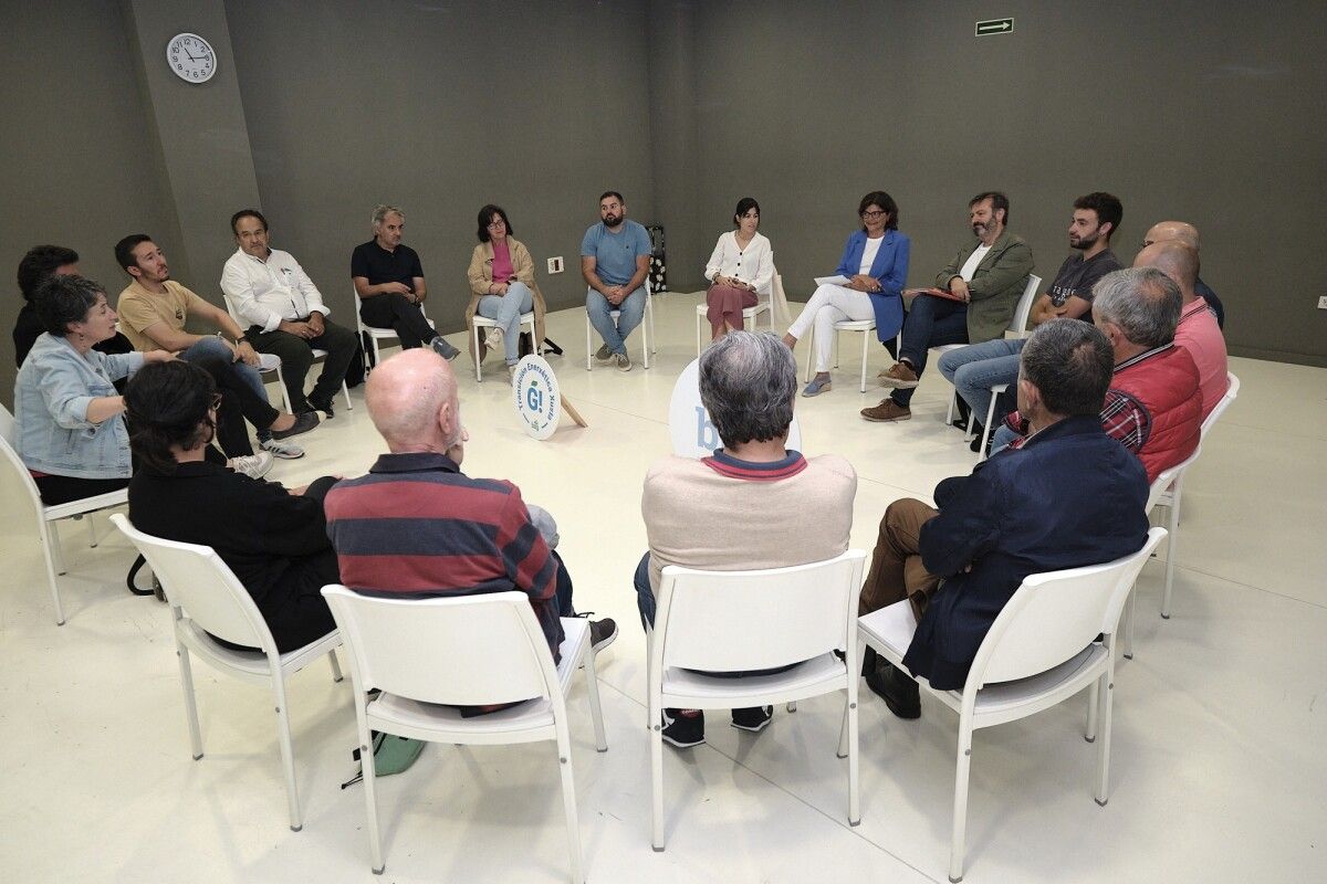 Carme da Silva, del BNG, con representantes de colectivos ecologistas