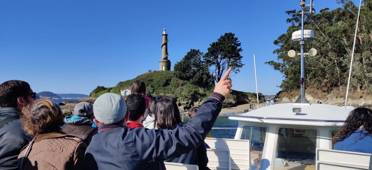 Un grupo de personas visita la isla de Tambo